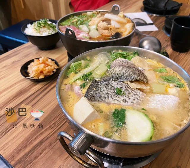 👩🏻‍🌾 台北東湖｜沙巴風味鍋
...
與馬來西亞沙巴沒關係的沙巴鍋風味鍋，開到晚上11點，菜單（台式火鍋如麻油雞/花雕雞/味噌魚等、異國火鍋如叻沙/南洋咖哩/泰式酸辣/韓式泡菜等，還有粥及湯麵...）及價位這10年也變化不少，但始終保留讓人期待無限享用的雞油（飯）、風味醬料及飲料（洛神花、冬瓜茶）
⋯
🌟 川味麻辣鍋 200TWD
🌟 鮮魚味噌鍋 210TWD
🌟 韓式泡菜鍋 150TWD
🌟 馬來叻沙鍋 220TWD
🌟 南洋咖哩鍋 220TWD
🌟 梅酒叉燒雞 80TWD
🌟 香脆奶油雞 110TWD
🌟 甜辣蛋 15TWD/套餐加點
... 
🎯 沙巴風味鍋
🏠 台北市內湖區東湖路119巷50弄19號
 📞 02-2632 2360
⏰ 週一至週日 1100-2300
🚇 捷運東湖站出口3，850m腳程12分鐘、東湖國小，260m腳程4分鐘
⚠️ 附素食鮮蔬鍋；內用無低消、無10%服務費，可無限續醬料、辣醬菜、雞油飯、高湯及洛神花茶和冬瓜茶，僅收現金
🛵 ubereats
⋯
📍 台灣>台北市>內湖區>沙巴風味鍋 Sa Ba Hot Pot, NeiHu, Taipei City, Taiwan
🍲 天冷天熱都吃鍋→https://jingxuan.tw/sa-ba-hot-pot/
🧭 部落格→https://jingxuan.tw/ 
🌹 請移至此IG個人資料，點選Blog連結即可閱讀更多圖文，謝謝！Tap on the link in this bio/profile to read more. Thx! 
⋯
#沙巴鍋 #東湖火鍋 #一人火鍋 #叻沙鍋 #咖喱鍋 #泡菜鍋 #味噌魚鍋 #麻辣鍋 #捷運東湖站美食 #SaBaHotPot #MisoFish #LaksaHotPot #CurryHotPot #KimChiHotPot #SpicyHotPot #FoodinTaipei #TraveltoTaipei #Holiday #follow4follow #like4like #likeforlike #igdaily #travel #vacation #Jingxuan時空旅人 #JingxuanJing #picoftheday #instalikes
