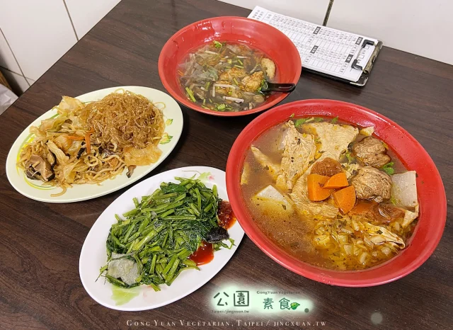 👩🏻‍🌾 台北南港｜公園素食
...
台北南港大同市場早午餐限定素食，每一次來外帶內用客人都不少，這次依舊沒吃到油飯，不過髮菜焿湯、炒冬粉、紅燒麵也可口，每人100元吃飽飽。
⋯
🌟 便當小菜 35TWD
🌟 炒冬粉 35TWD
🌟 焿湯 25TWD
🌟 紅燒麵 70TWD
... 
🎯 公園素食
🏠 台北市南港區興南街70號（大同公寓菜市場內）
 📞 02-2653 3069
⏰ 週二至週六 0600-1400（週日一休）
🚇 瓶蓋工廠南港製造所，600m腳程約8分鐘、台北流行音樂中心，650m腳程約9分鐘、南港車站，750m腳程約10分鐘
⚠️ 全/蛋素可，內用無低消、無10%服務費、僅接受現金支付
... 
📍 台灣>台北市>南港區>公園素食 Gong Yuan Vegetarian, Nangang, Taipei City, Taiwan
🥦 市場素食吃飽吃撐→https://jingxuan.tw/gong-yuan-vegetarian/
🧭 部落格→https://jingxuan.tw/ 
🌹 請移至此IG個人資料，點選Blog連結即可閱讀更多圖文，謝謝！Tap on the link in this bio/profile to read more. Thx! 
⋯
#公園素食 #大同市場 #菜市場素食 #台北南港素食 #炒冬粉 #焿湯 #紅燒麵 #捷運南港站美食 #GongYuanVegetariant #StirFriedGlassNoodles #BraisedNoodles  #VegetarianinTaipei #VegetarianinNangang #FoodinTaipei #TraveltoTaipei #Holiday #follow4follow #like4like #likeforlike #igdaily #travel #vacation #Jingxuan時空旅人 #JingxuanJing #picoftheday #instalikes