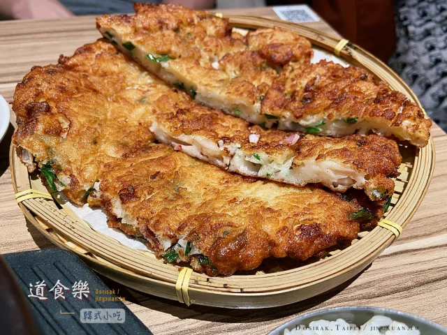 👩🏻‍🌾 台北信義｜道食樂韓式小吃
...
一人一份餐點就可以內用韓式小菜吃到飽，每份餐點160-220TWD不等。
⋯
🌟 無限續韓式小菜：漬海帶芽、醃豆芽菜、涼拌冬粉
🌟 人參雞腿湯+飯 （200TWD）
🌟 海鮮煎餅 （220TWD）
... 
🎯 道食樂韓式小吃
🏠 台北市信義區虎林街137號
 📞 02-8789 9778
⏰ 週二至週日 1100-1430 & 1645-2195
🚇 捷運永春站出口4，150m腳程約2分鐘
⚠️ 內用掃碼點餐，低消即1人1份餐點，隨後可無限續店內三種韓式小菜（限內用無法打包帶走），限時50分鐘，人到齊才能入座，客滿會併桌，不收10%服務費，僅接受現金
⋯
📍 台灣>台北市>信義區>道食樂韓式小吃 Dosirak, XinYi, Taipei City, Taiwan
🍗 永春站人氣韓簡餐→https://jingxuan.tw/dosirak/
🧭 部落格→https://jingxuan.tw/ 
🌹 請移至此IG個人資料，點選Blog連結即可閱讀更多圖文，謝謝！Tap on the link in this bio/profile to read more. Thx! 
⋯
#道食樂 #台北韓國料理 #永春站美食 #人蔘雞 #海鮮煎餅 #小菜無限續 #醃豆芽菜 #漬海帶芽 #韓式冬粉 #Dosirak #GinsengChicken #UnlimitedSideDishes  #KoreanSideDishes #SeafoodPancake #PickledSeaweedStems #PickledBeanSprouts #ColdGlassNoodles #FoodinTaipei #TraveltoTaipei #Holiday #follow4follow #like4like #likeforlike #igdaily #travel #vacation #Jingxuan時空旅人 #JingxuanJing #picoftheday #instalikes